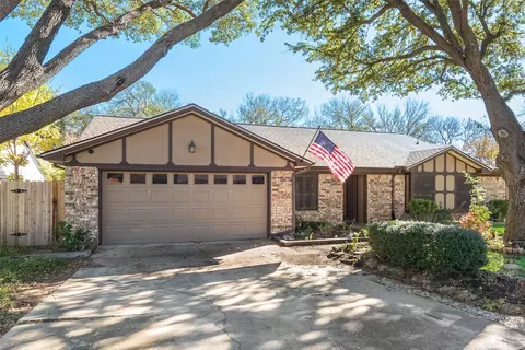 2820 Ridgewood Dr, Hurst, TX 76054