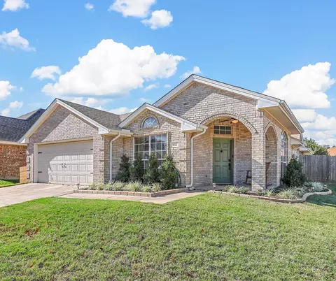 912 Remington Dr, Saginaw, TX 76131