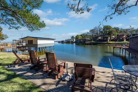 1435 Live Oak Dr, Tool, TX 75143