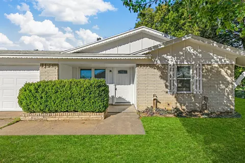 740 Treadwell Dr, Hurst, TX 76053