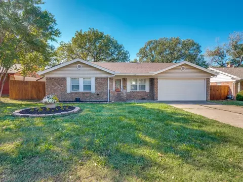 924 Blue Lake Dr, Fort Worth, TX 76103