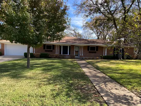 506 Austin Dr, Mineral Wells, TX 76067