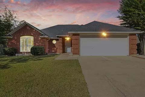 1229 Concho Dr, Benbrook, TX 76126