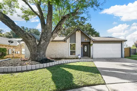 2644 Castanada Cir, Fort Worth, TX 76112