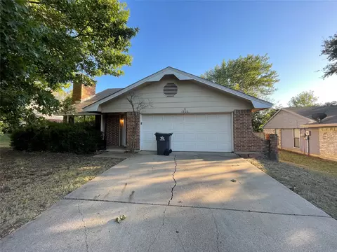 2800 Glen Hollow Cir, Arlington, TX 76016