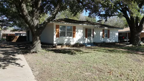 1405 Crestview Dr, Kaufman, TX 75142