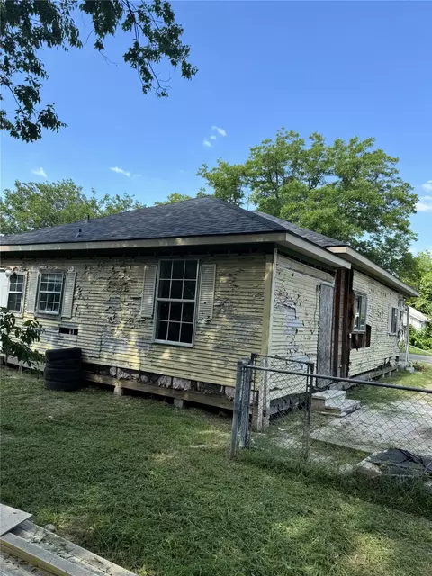 1813 Pecan St, Commerce, TX 75428