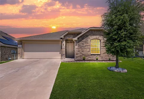 8405 Grand Oak Rd, Fort Worth, TX 76123