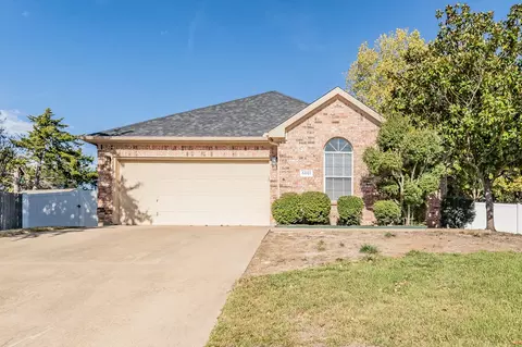5801 Cynthia Dr, Midlothian, TX 76065
