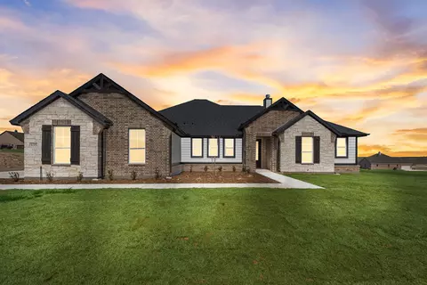 135 Llanos Dr, Decatur, TX 76234
