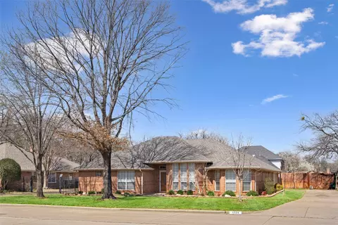 1324 Holly Hill Dr, Grand Prairie, TX 75052
