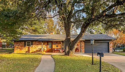 1221 Hilltop Dr, Cleburne, TX 76033
