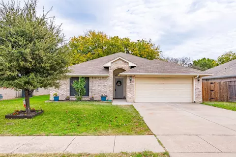 137 Roberts Dr, Saginaw, TX 76179