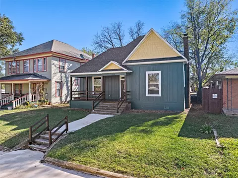 712 W Gandy St, Denison, TX 75020