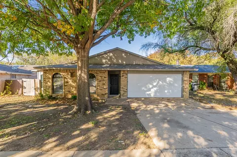2105 Foxcroft Ln, Arlington, TX 76014