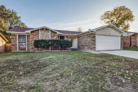 922 W Embercrest Dr, Arlington, TX 76017