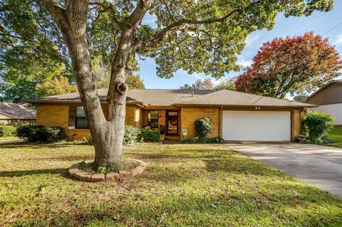 212 Rosamond St, Burleson, TX 76028