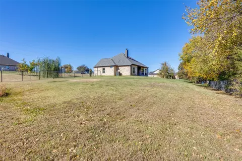 Exterior - 332 Trinity Ave, Azle, TX 76020 photo 4 of 6