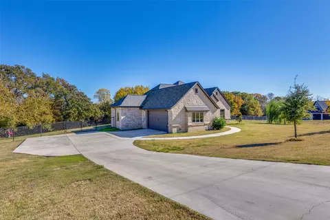 Exterior - 332 Trinity Ave, Azle, TX 76020 photo 2 of 6