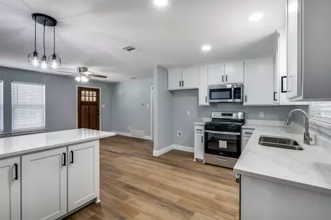 800 Skylark Dr, Arlington, TX 76010