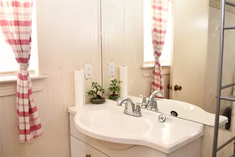 Bath - 705 Yale Dr, Lancaster, TX 75134 photo 1 of 2