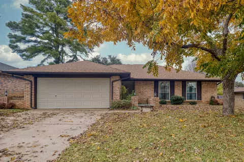 207 Almond Ln, Euless, TX 76039
