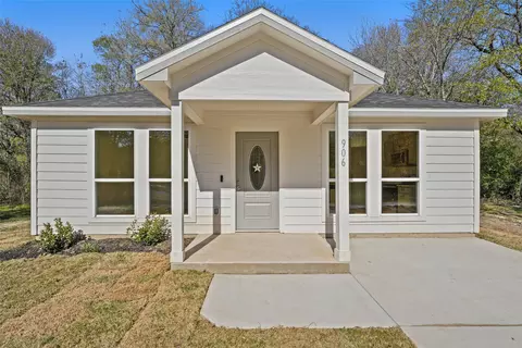 906 Benton St, Bonham, TX 75418