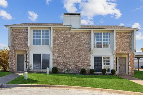 2234 Chase Ct, Dalworthington Gardens, TX 76013