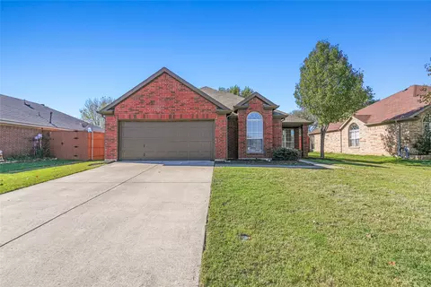 729 Black Walnut Dr, Lake Dallas, TX 75065