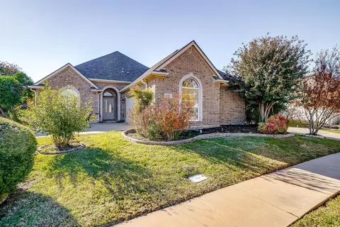 4904 Ridge Cir, Benbrook, TX 76126