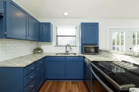 418 Betsy Ross Dr, Arlington, TX 76002