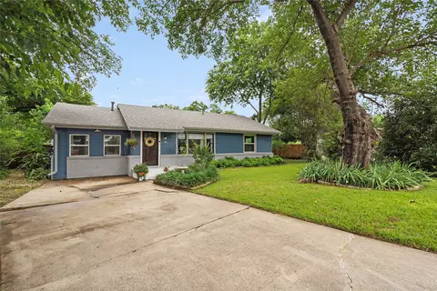 30 Dorothy Ln, Hurst, TX 76053