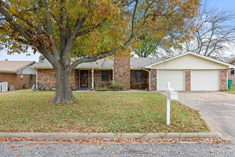 1408 Center Dr, Stephenville, TX 76401
