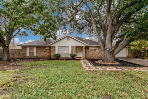 2942 Robindale Ln, Grapevine, TX 76051