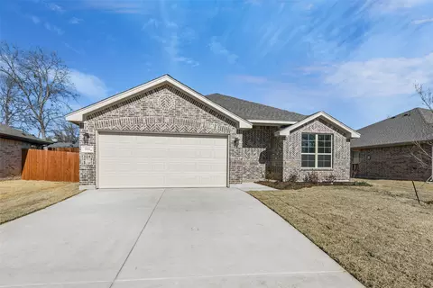 1102 Holly St, Cleburne, TX 76033 photo 2