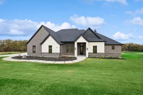 5000 Glenoaks Ct, Weatherford, TX 76088