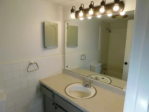 Bath - 1006 Janice Dr, Springhill, LA 71075 photo 1 of 2
