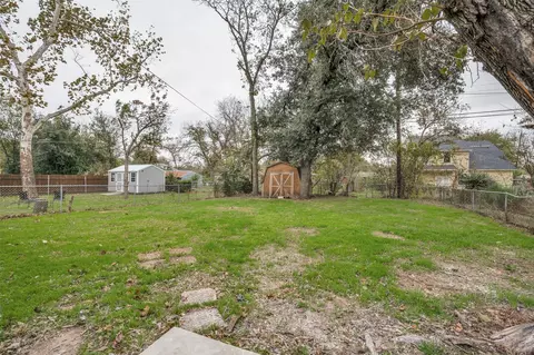 Exterior - 809 Phillips St, Cleburne, TX 76033 photo 4 of 5