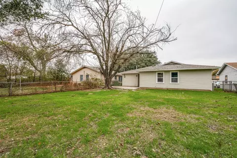 Exterior - 809 Phillips St, Cleburne, TX 76033 photo 5 of 5