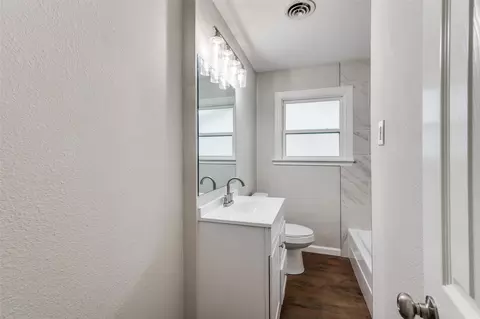 Bath - 809 Phillips St, Cleburne, TX 76033 photo 1 of 1