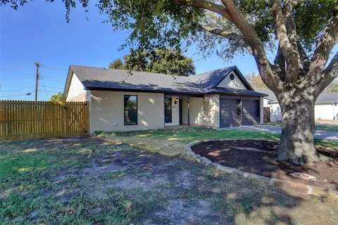701 Crestview Dr, Kennedale, TX 76060