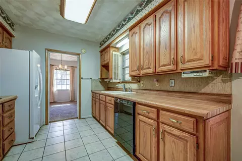 Kitchen - 401 Mccormick Ct, Euless, TX 76040 photo 4 of 4