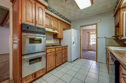 Kitchen - 401 Mccormick Ct, Euless, TX 76040 photo 3 of 4