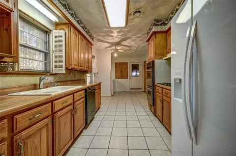 Kitchen - 401 Mccormick Ct, Euless, TX 76040 photo 1 of 4