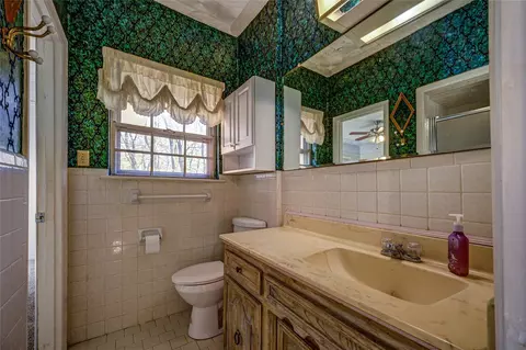 Bath - 401 Mccormick Ct, Euless, TX 76040 photo 5 of 5