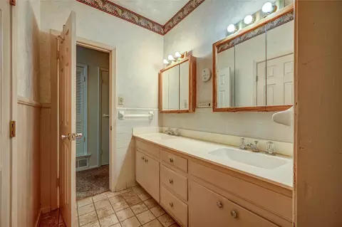 Bath - 401 Mccormick Ct, Euless, TX 76040 photo 2 of 5