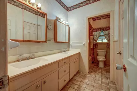 Bath - 401 Mccormick Ct, Euless, TX 76040 photo 3 of 5