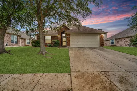 1315 Lake Forest Dr, Grand Prairie, TX 75052