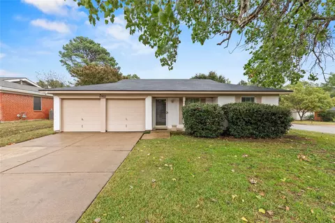 6950 Crabtree Ln, North Richland Hills, TX 76182
