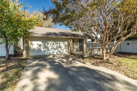 2121 Oakwood Ln, Arlington, TX 76012